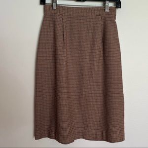 1960s Vintage! Tweed pencil skirt, slight slit in the back. Business attire!